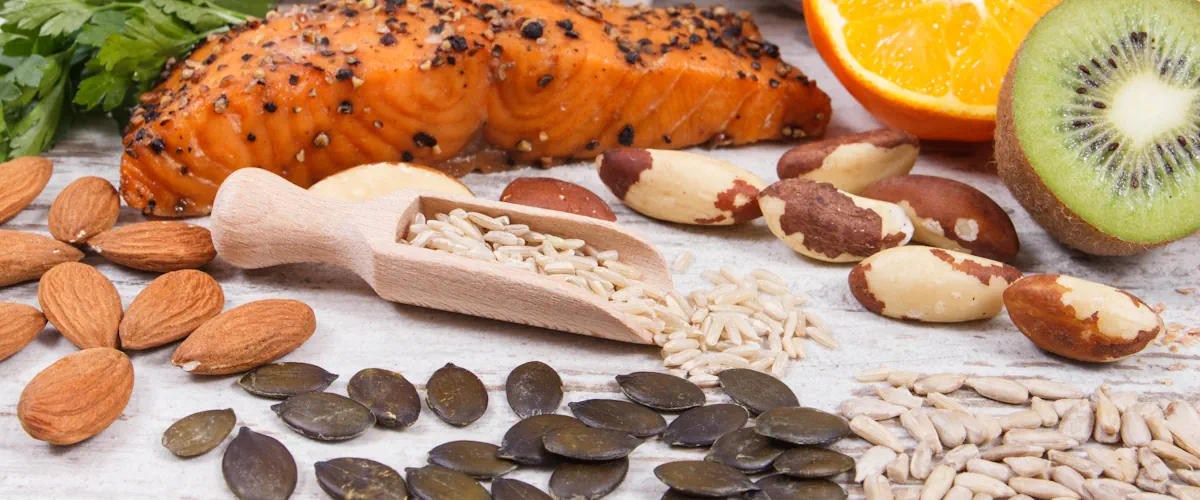 Différents aliments et graines posés sur une table