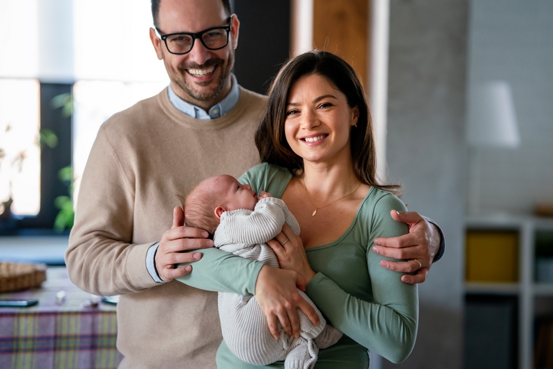 jeunes parents avec leur bébé