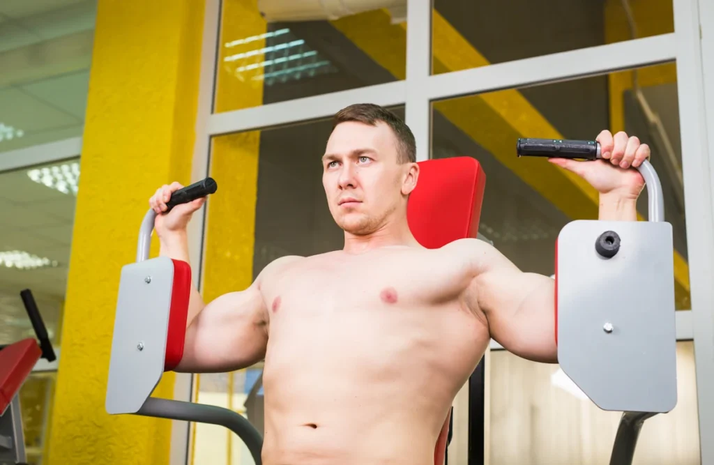 Un homme qui s'entraîne pour se muscler les bras