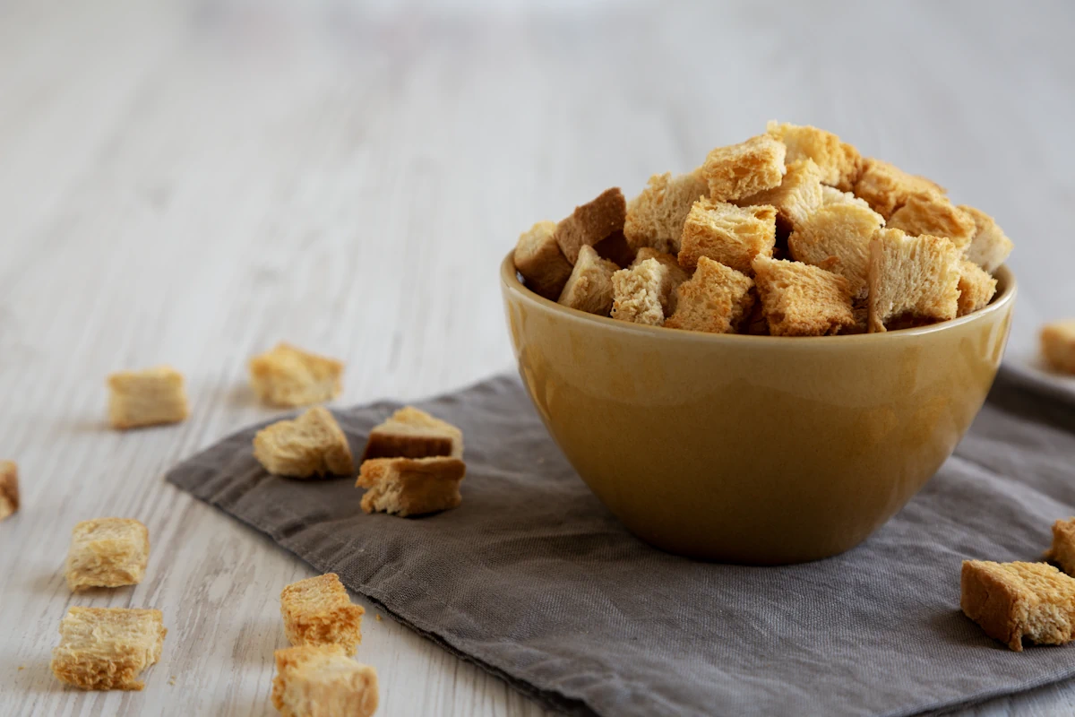 Croûtons croustillants de pain complet rassis transformés en recette anti-gaspi
