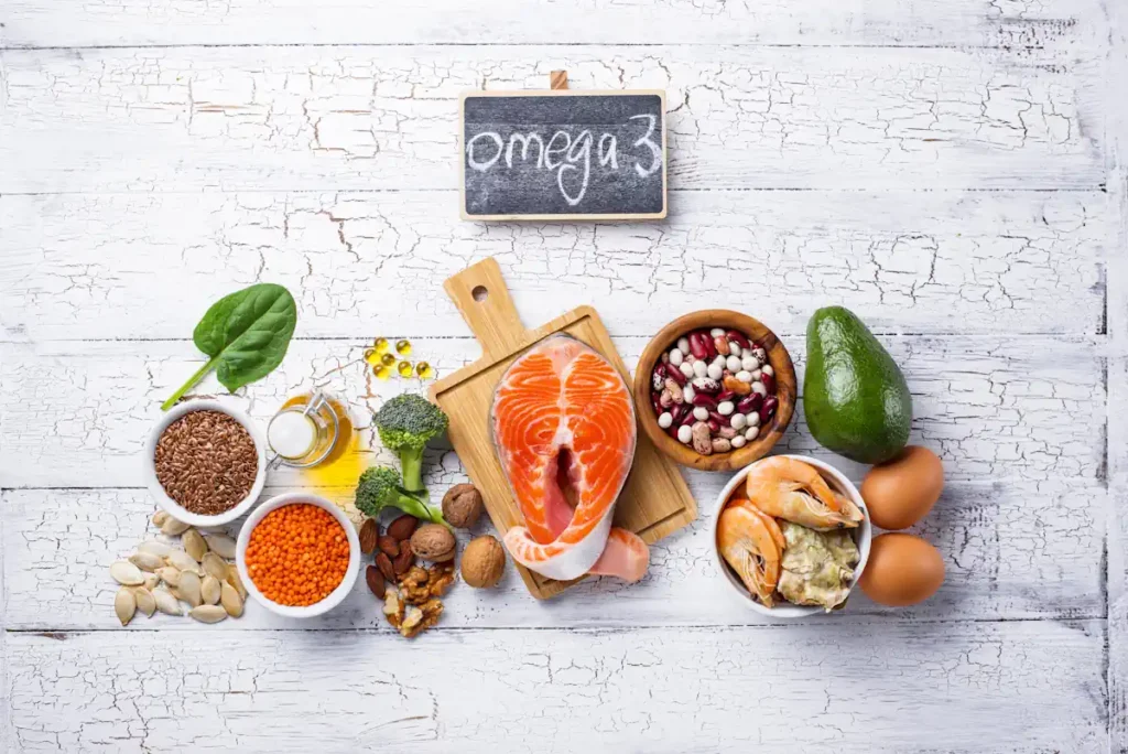 une ardoise où est écrit Omega 3 avec plusieurs aliments placés autour