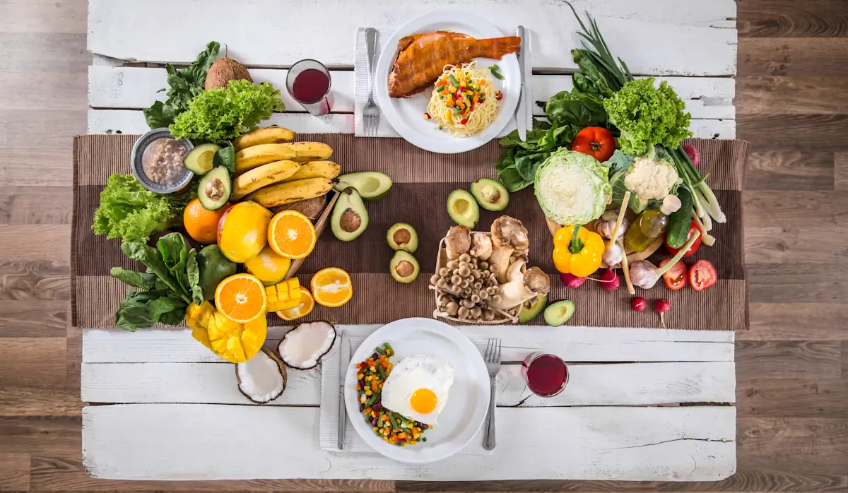 des fruits et des légumes posés sur une table