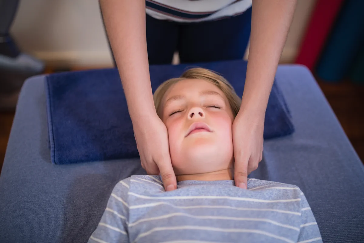 Une petite fille qui se fait masser le cou