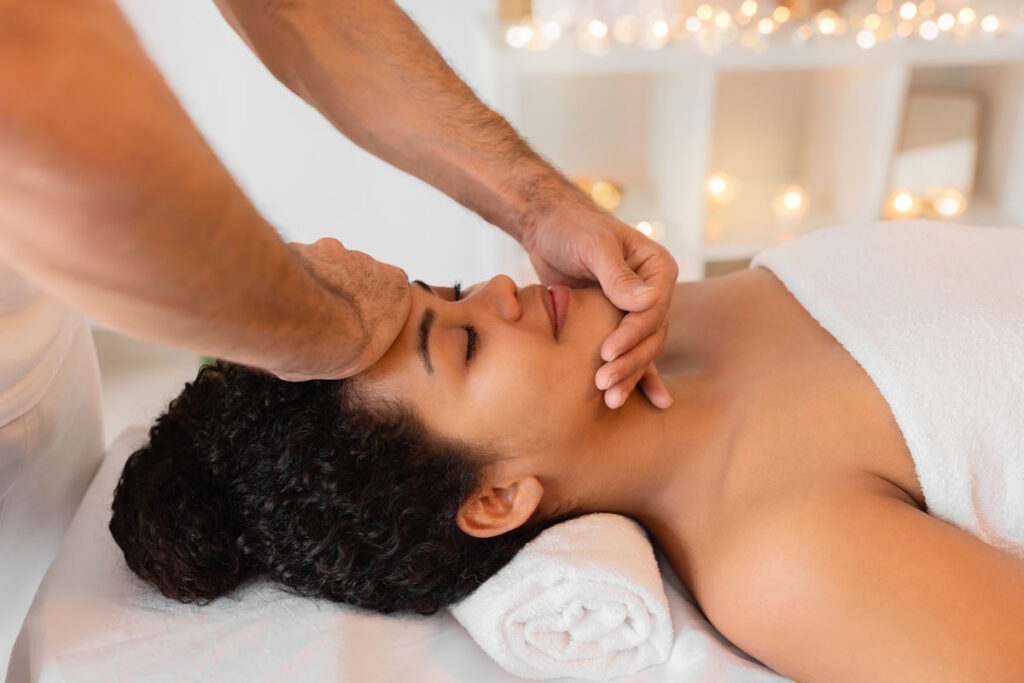 Une femme qui subit un massage