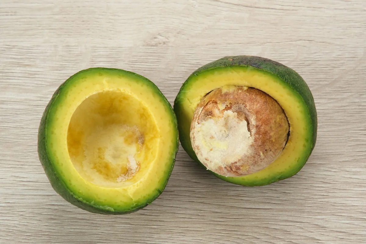 Avocat coupé en deux montrant sa chair verte crémeuse pour maigrir sainement dans un régime équilibré