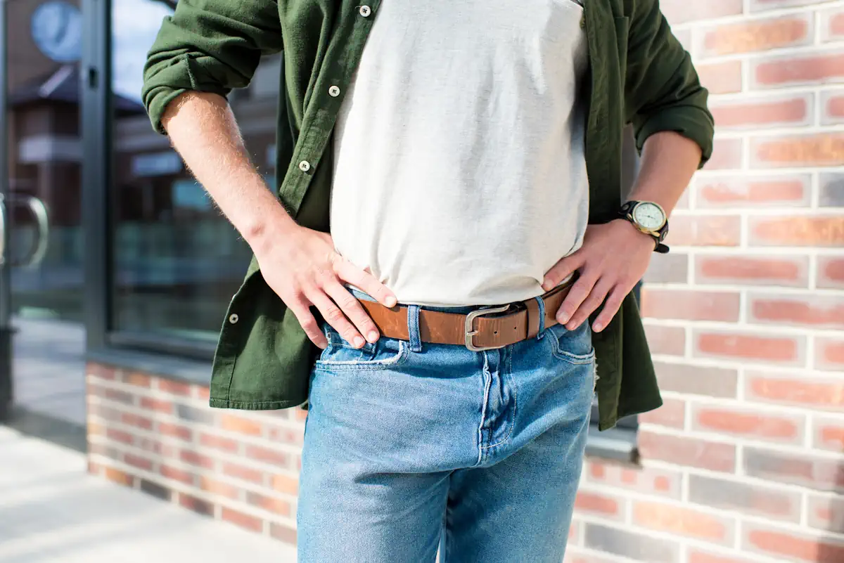 Un homme habillé d'un jean, d'un veste et d'un t-shirt