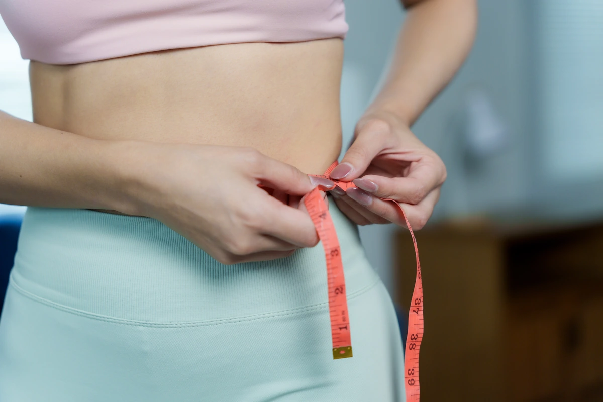  Mesure du tour de taille pour évaluer la perte de graisse abdominale avec l'avocat