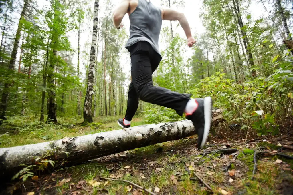 Un jeune homme qui court dans la forêt