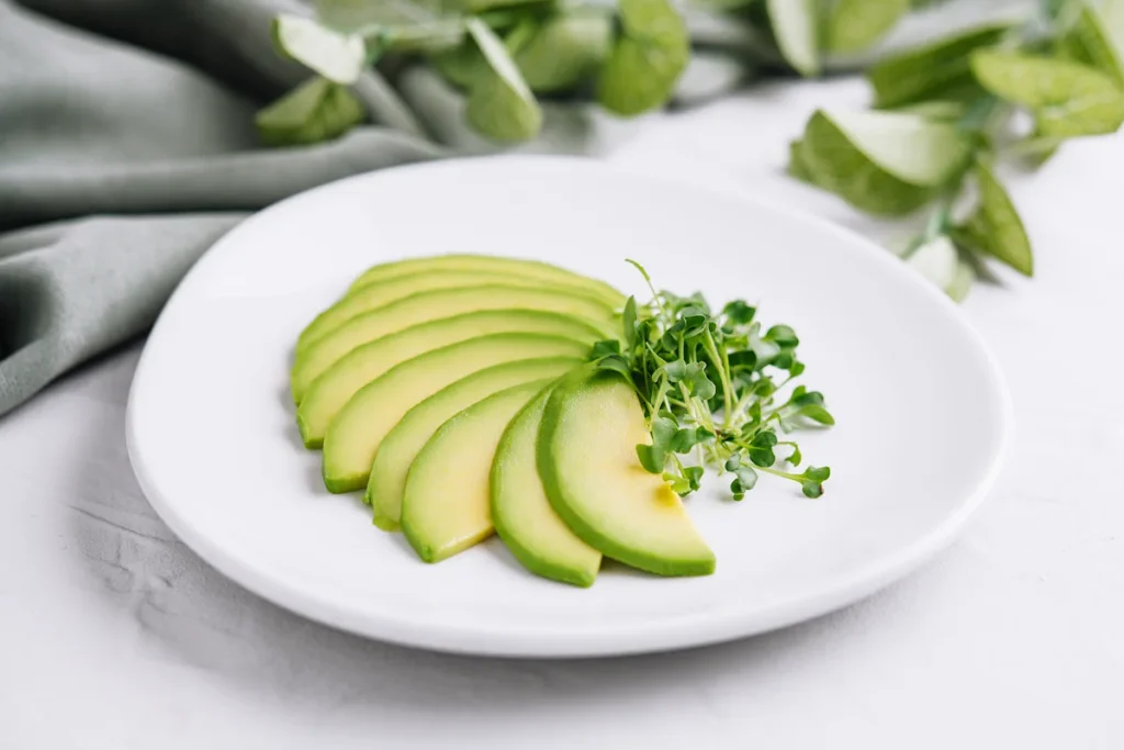 une assiette avec un avocat et des herbes