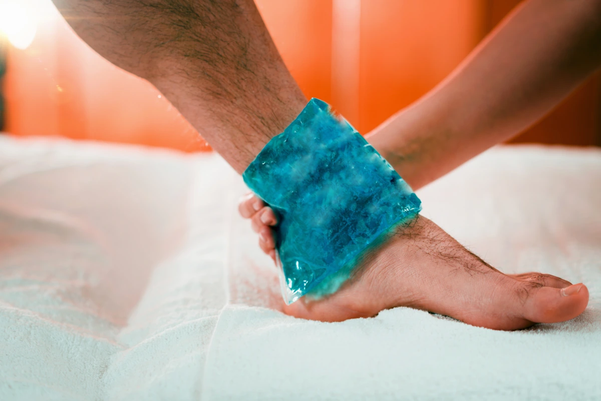 Application de glace sur le dessus du pied pour soulager la douleur et réduire l'inflammation
