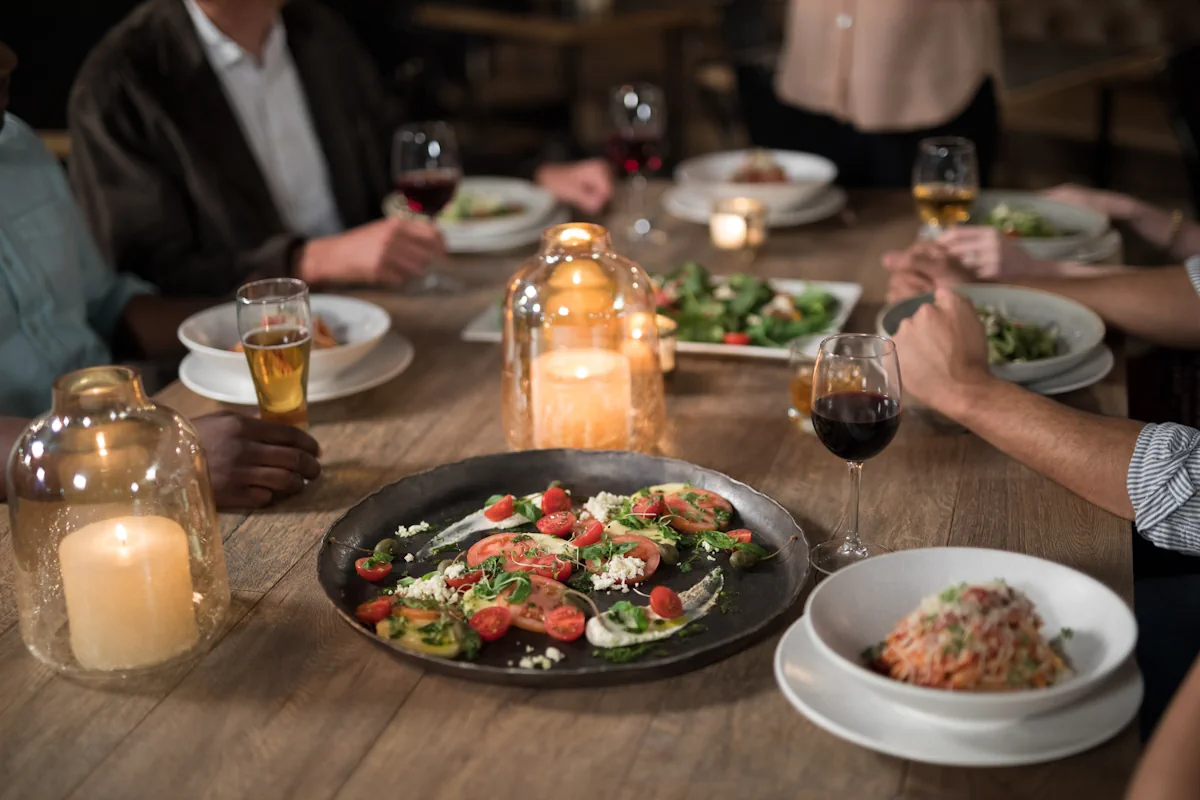 Un groupe de personne qui dine ensemble