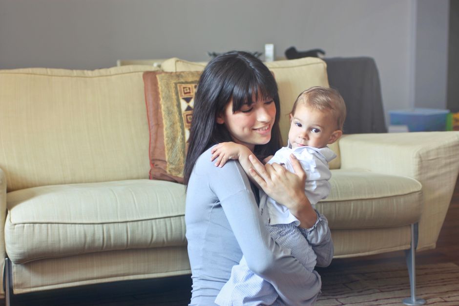 Bébé biberon alimentation mère lait