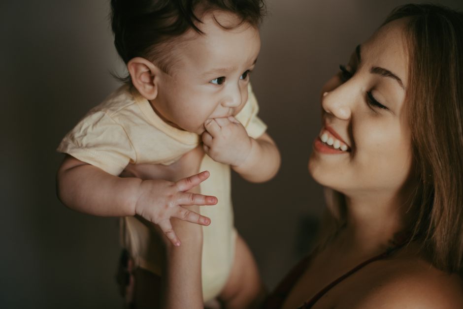 Bébé dents poussée mâchant jouet bave nourrisson