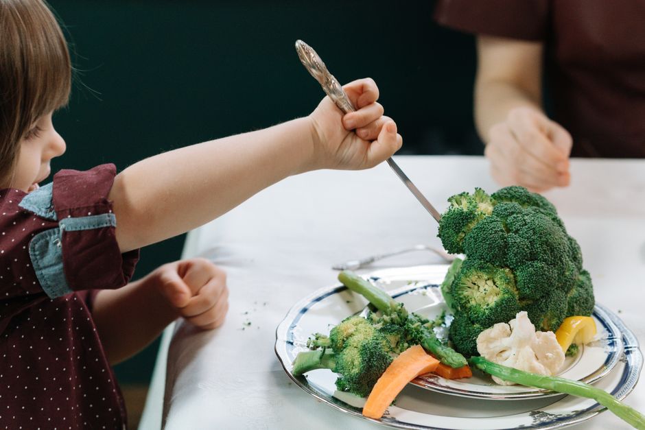 Enfant difficile assiette nourriture refusant légumes