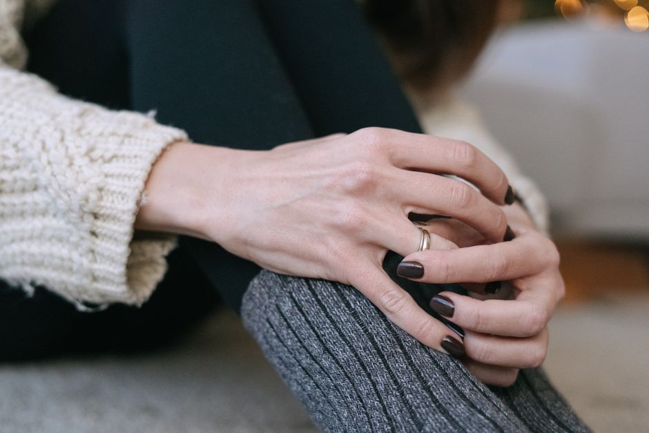 Enfant rongeant ongles anxiété habitude mains