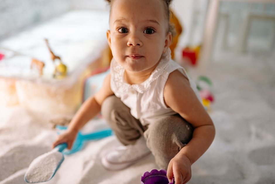 Enfant tout-petit jouant apprentissage développement langage