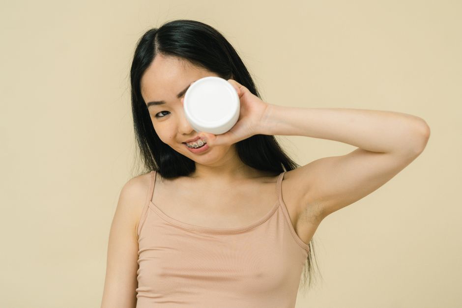 Femme appliquant déodorant aisselle frais matin