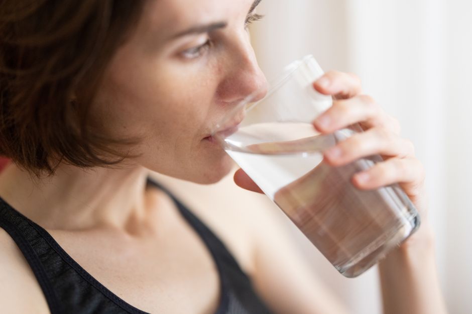 Femme buvant eau soif bouche sèche hydratation