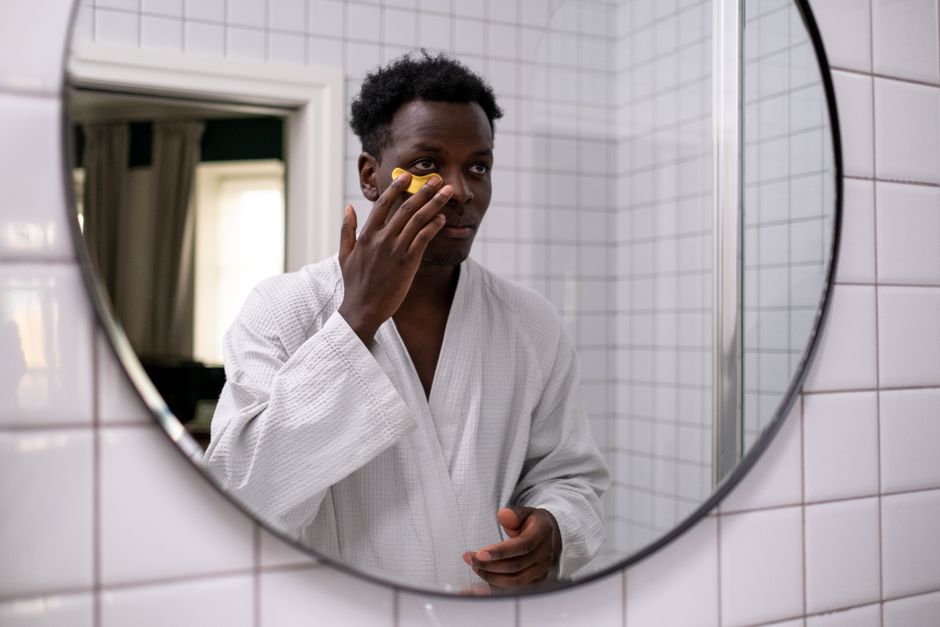 Femme cernes sous yeux soin peau matin miroir