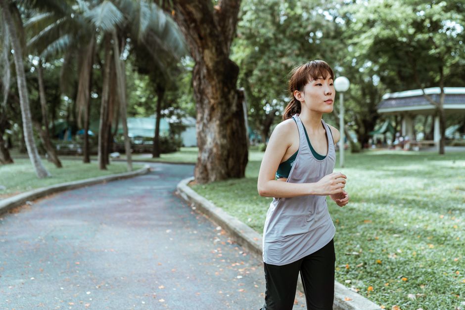 Femme courant jogging point de côté douleur extérieur