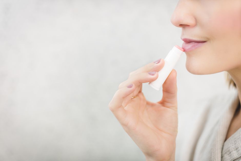 Femme lèvres sèches baume soin hiver