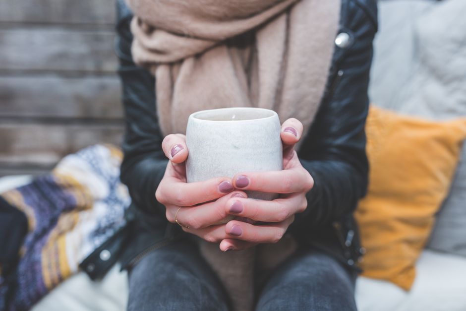 Femme mains froides hiver réchauffement tasse thé