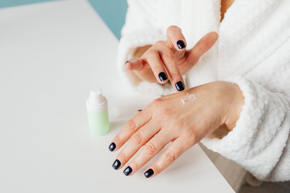 Femme mains vieillissement soin crème hydratant élégant