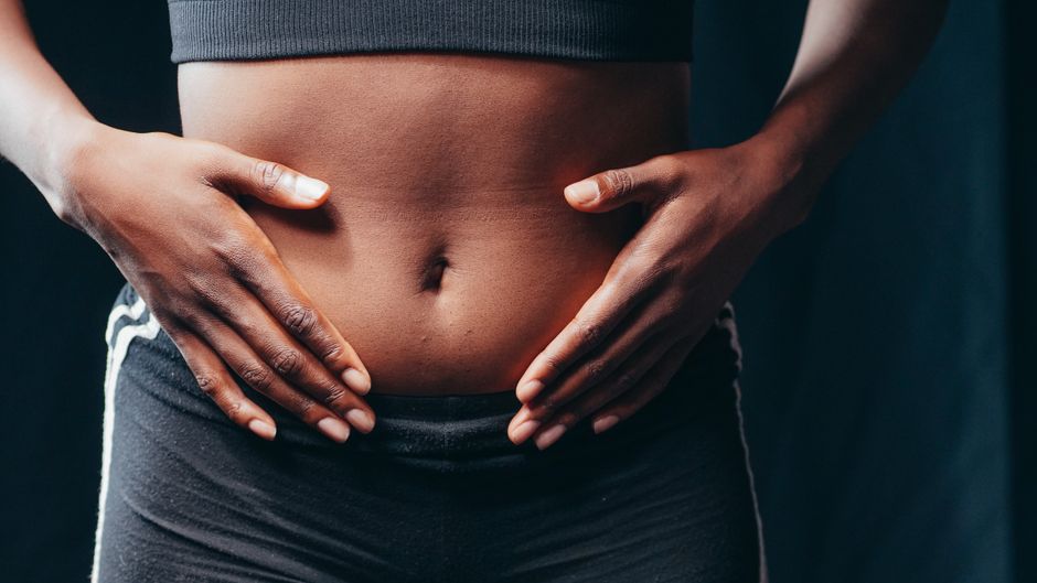 Femme ventre ballonnement inconfort abdomen