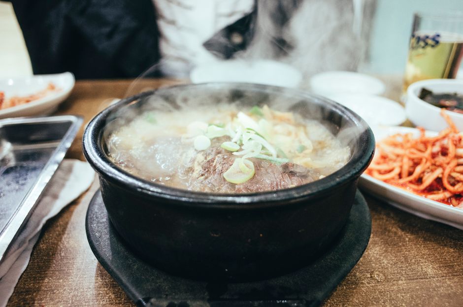Personne mangeant soupe chaude vapeur nez hiver