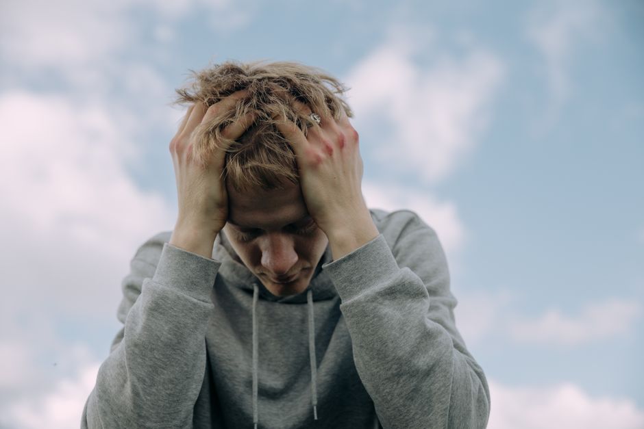 Personne oreille bourdonnement acouphène fatigué stress