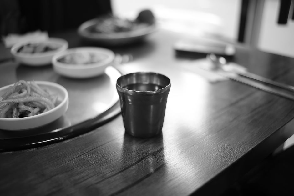 Verre eau repas table nourriture déjeuner